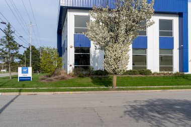 Milwaukee, Wisconsin, ABD - 3 Mayıs 2023: Milwaukee, Wisconsin, ABD 'deki HillRom ofisi. Hillrom Baxter 'ın bir parçası..