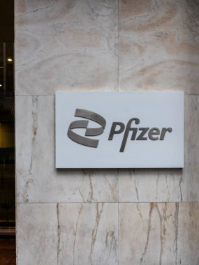 New York City, ABD - 22 Ağustos 2022: Pfizer logosu New York 'taki Pfizer Dünya Merkezi' nde. Pfizer Inc., çok uluslu bir ilaç ve biyoteknoloji şirketidir..