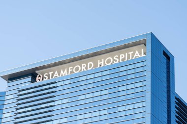 Stamford Hastanesi, Plaza, Stamford, Connecticut, ABD, 7 Kasım 2023. Stamford Hastanesi kar amacı gütmeyen bir hastane ve Stamford Sağlık Merkezi.