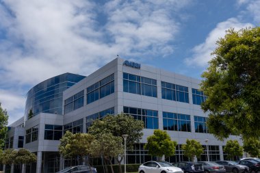 7 Haziran 2023 'te Güney San Francisco, CA, ABD' deki şirket ofisindeki Amgen tabelasının kapatılması. Amgen Inc., çok uluslu bir biyofarmasötik şirketidir..