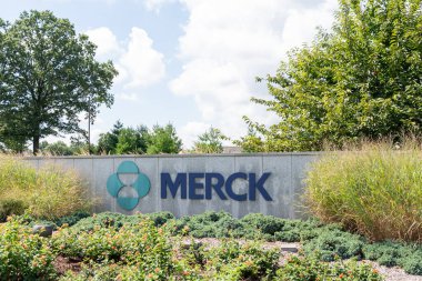 New Jersey, ABD - 27 Ocak 2019: New Jersey 'deki duvarda Merck işareti ve logosu. Merck bir Amerikan ilaç şirketi..  
