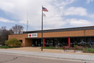 Madison, WI, ABD 'deki Güneybatı Bölümü ve Kan Bağışı Merkezi' ndeki binada Amerikan Kızıl Haçı tabelası var..