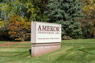 6 Kasım 2023 'te Amekor Endüstri' nin Conshohocken, PA, ABD 'deki genel merkezinin önündeki tabela. Amekor Endüstri peruk, eklenti ve peruk üreticisi ve dağıtıcısıdır..