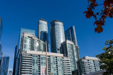 Toronto, Kanada-22 Ekim 2023: Bremner Bulvarı ve Lower Simcoe Caddesi 'nde Toronto ufuk çizgisi, Ripley' s Canada Akvaryumu 'nun yanında, doğuya bakıyor..