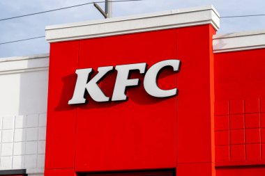 ABD 'nin Utah eyaletinin Salt Lake City kentindeki World' s First KFC (Kentucky Fried Chicken) restoranında bulunan binanın üzerindeki KFC logosunu kapatın. 24 Haziran 2023. KFC bir Amerikan fast food restoran zinciri..