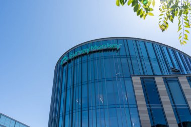 Araştırma Maymunu Merkezi San Mateo, CA, ABD - 7 Haziran 2023. Anket Maymunu, kullanıcıların anketleri oluşturmasına, göndermesine ve analiz etmesine yardımcı olan bulut tabanlı bir anket aracıdır.