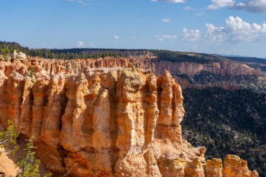 Bryce Canyon Ulusal Parkı, Güney Utah, ABD, 3 Haziran 2023. Bryce Canyon Ulusal Parkı, koyu kırmızı kabadayılarıyla tanınır. Bunlar ilmik şekilli kaya oluşumlarıdır..