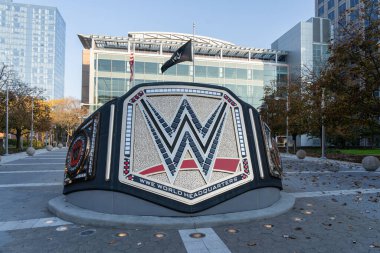 7 Kasım 2023 'te Stamford, Connecticut' taki Washington Bulvarı 'ndaki WWE ofislerinin önünde bir şampiyonluk kemerinin heykeli. WWE bir Amerikan profesyonel güreş promosyonu..