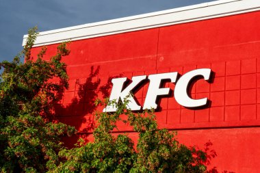 ABD 'nin Utah eyaletinin Salt Lake City kentindeki World' s First KFC (Kentucky Fried Chicken) restoranında bulunan binanın üzerindeki KFC logosunu kapatın. 24 Haziran 2023. KFC bir Amerikan fast food restoran zinciri..