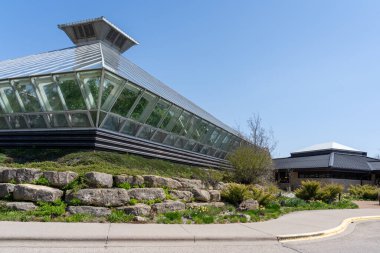 4 Mayıs 2023 'te ABD' nin Madison kentindeki Olbrich Botanik Bahçeleri 'nde. Olbrich Botanik Bahçeleri, Madison 'da 16 dönümlük bir açık hava botanik bahçesi ve 10 bin metrekarelik bir konservatuvar..