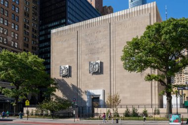 New York, ABD - 19 Ağustos 2022 Brooklyn Battery Tüneli 'nin Manhattan tarafındaki anıtsal havalandırma binası. Brooklyn Batarya Tüneli bir sualtı araç tüneli..