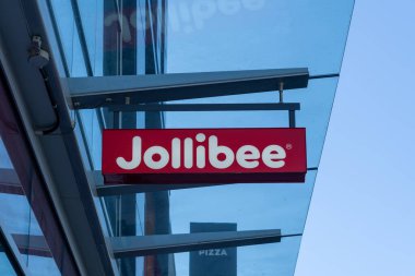 Surrey, British Columbia, Kanada 'daki binadaki Jollibee Restoran tabelasını kapatın. 9 Temmuz 2023. Jollibee, Filipinler 'in fast food restoranları zinciri..