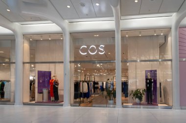 New York City, ABD - 19 Ağustos 2022: Manhattan, New York 'ta bir alışveriş merkezinde bir COS giyim mağazası.
