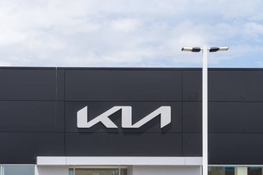 Dublin, Kaliforniya, ABD - 12 Haziran 2023: Dublin, Kaliforniya, ABD 'deki bir galeride Kia logosu tabelası. Kia, Güney Koreli çok uluslu otomobil üreticisi..