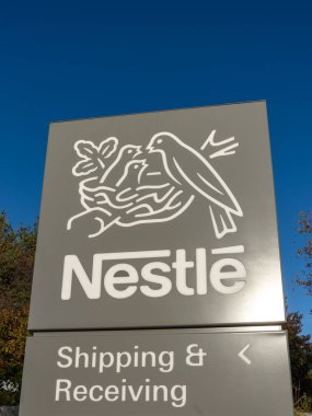 Mavi gökyüzü arkaplanlı Nestle logosunu kapat. Breinigsville, PA, ABD, 3 Kasım 2023