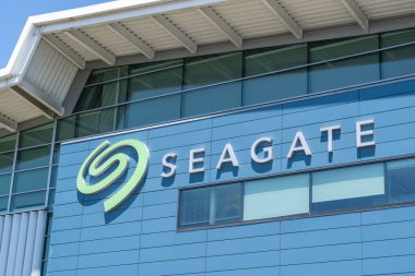 Fremont, Kaliforniya, ABD 'deki operasyon merkezindeki Seagate tabelasının kapatılması 11 Haziran 2023. Seagate Technology Holding plc bir Amerikan veri depolama şirketidir..