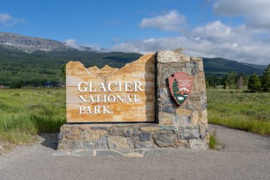 Montana, ABD 'deki Buzul Ulusal Parkı' nın giriş işareti. 1 Temmuz 2023. Buzul Ulusal Parkı, Montana 'nın Rocky Dağları' nda bir vahşi doğa alanıdır..          