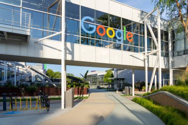 Mountain View, Kaliforniya, ABD 'deki binanın Google logosu. 7 Haziran 2023. Google LLC, Amerikan çok uluslu teknoloji şirketidir..