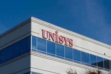 6 Kasım 2023 'te Blue Bell, Pennsylvania, ABD' deki genel merkez binasında Unisys logosu var. Unisys küresel bir teknoloji çözüm şirketidir..