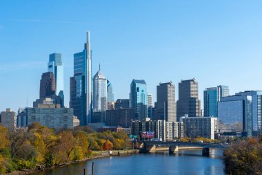 Philadelphia şehir merkezinden 6 Kasım 2023 'te Pennsylvania, ABD' deki Schuylkill Expy üzerinde Skyline. Philadelphia Pennsylvanias 'ın en büyük şehri..