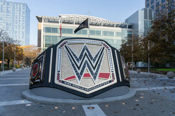 7 Kasım 2023 'te Stamford, Connecticut' taki Washington Bulvarı 'ndaki WWE ofislerinin önünde bir şampiyonluk kemerinin heykeli. WWE bir Amerikan profesyonel güreş promosyonu..