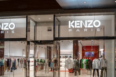 New York City, ABD - 18 Ağustos 2022: New York 'ta bir alışveriş merkezinde bir Kenzo Paris mağazası. Kenzo Paris lüks bir Fransız moda evi..