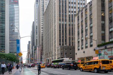New York City, ABD - 18 Ağustos 2022: 6. Cadde manzarası New York City, ABD 'deki Radio City Music Hall yakınlarındaki Manhattan Midtown' a bakıyor.