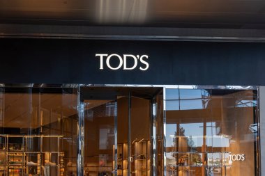 New York City, ABD - 18 Ağustos 2022: A Tod 's store in a shopping in New York City, ABD. Tod 's Group, lüks ayakkabı ve diğer deri ürünleri üreten bir İtalyan şirketidir..