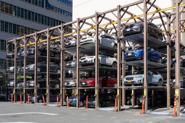 New York City, ABD - 18 Ağustos 2022: Manhattan, New York 'ta yığılmış bir otopark, ABD. 