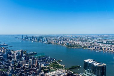 New York City, New York, ABD - 18 Ağustos 2022: New York şehrinin gökyüzü ve Hudson Nehri New York, New York, ABD 'de gün batımında binanın tepesinden izlendi.