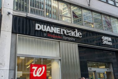 New York City, ABD - 17 Ağustos 2022: Duane Reade by Walgreens, New York City, ABD. Duane Reade bir eczane ve market kombinasyonu..