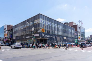Flushing, Queens, ABD - 18 Ağustos 2022: Flushing, Queens, ABD 'deki Duane Reade mağazası. Duane Reade Inc., Walgreens Boots Alliance 'a ait bir eczane ve market zinciri..