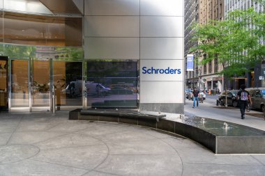 New York City, ABD - 17 Ağustos 2022: New York City, ABD 'deki Schroders ofisine giriş. Schroders plc, İngiliz çokuluslu varlık yönetimi şirketidir..