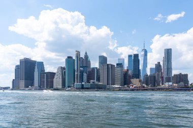 Jersey City, NJ, ABD - 23 Ağustos 2022: Jersey City, NJ, ABD 'den izlenen Manhattan şehir merkezi silueti. Manhattan, New York City 'nin en yoğun nüfuslu 5 ilçesidir..