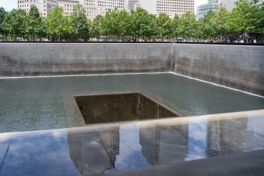 New York City, ABD - 17 Ağustos 2022: 9 / 11 Memorial, Dünya Ticaret Merkezi. New York, Manhattan 'da 11 Eylül Anıtı.