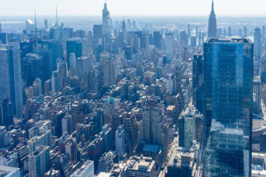 New York City, New York, ABD - 18 Ağustos 2022: New York şehrinin gökyüzü manzarası New York, New York, ABD 'de gün batımında binanın tepesinden izlendi.