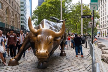 New York City, ABD - 17 Ağustos 2022: New York City yakınlarındaki Wall Street 'te sanatçı Arturo Di Modica tarafından suçlanan Boğa. 