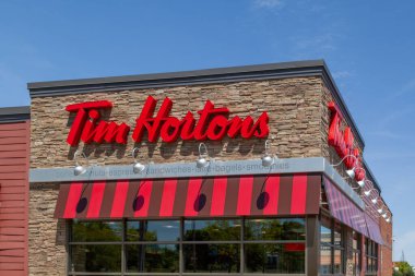 Toronto, ON, Kanada - 24 Mayıs 2022: Tim Hortons tabelasının kapanışı gösterildi. Tim Hortons Kanada 'da çok uluslu bir kafe ve restoran zinciri..