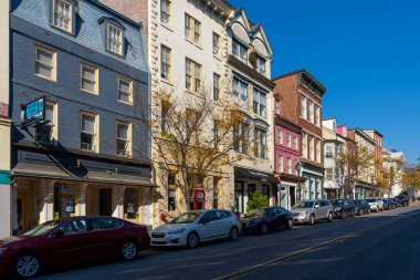 Wilmington, Delaware, ABD - 5 Kasım 2023: Wilmington, Delaware, ABD 'deki Lower Market Street Historic District' teki renkli binalar.
