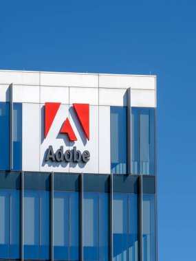 25 Haziran 2023 'te ABD' nin Lehi şehrindeki yeni kampüsünün Adobe logosunu kapatın. Adobe Inc., ABD 'li çok uluslu bilgisayar yazılım şirketidir..