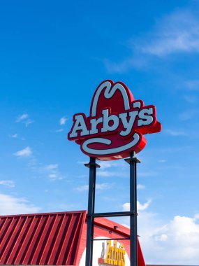Salt Lake City, Utah, ABD 'de 23 Haziran 2023' te bir Arby restoran direği tabelası. Arby 's bir Amerikan fast food sandviç restoran zinciri..