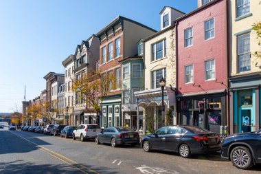 Wilmington, Delaware, ABD - 5 Kasım 2023: Wilmington, Delaware, ABD 'deki Lower Market Street Historic District' teki renkli binalar.