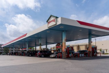 Colorado, ABD - 18 Mayıs 2023: Colorado, ABD 'de bir Maverik benzin istasyonu ve bakkal.