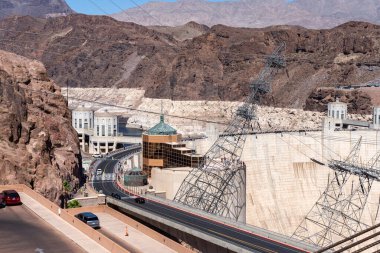 Hoover Barajı 29 Mayıs 2023 'te Nevada, ABD' deki Hoover Barajı Bypass Köprüsü 'nden izlendi. Hoover Barajı, Colorado Nehri 'nin Kara Kanyonu' ndaki beton kemer yerçekimi barajıdır..