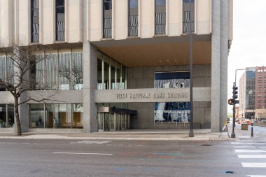 Saint Paul, Minnesota, ABD 'deki First National Bank Binası' nın girişi, 5 Mayıs 2023. Bina bir ofis binası ve Twin Cities 'deki en yüksek gökyüzüne sahip..