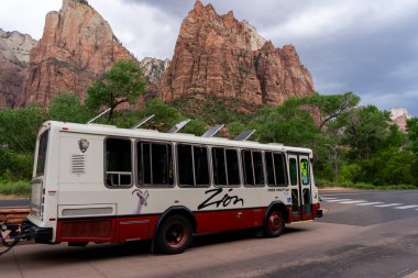 2 Haziran 2023 'te Utah, ABD' deki Zion Ulusal Parkı 'nda ücretsiz bir servis otobüsü. Zion Ulusal Parkı, Utah 'ın güneybatısındaki Zion Canyons' un dikleşmiş kızıl uçurumları tarafından korunan bir doğa koruma alanıdır..
