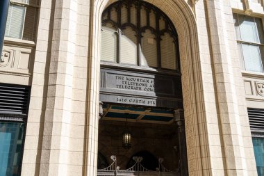 Denver, CO, ABD - 17 Mayıs 2023: Denver, CO, ABD 'deki Dağ Eyaletleri Telefon ve Telgraf Şirketi ofis binasının kapılarından biri.