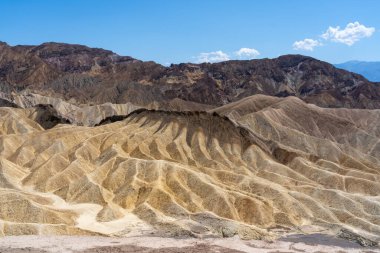 Zabriskie Point 'in Kaliforniya' daki Ölüm Vadisi Ulusal Parkı 'ndaki görüntüsü. Zabriskie Noktası, Ölüm Vadisi 'nin doğusunda yer alan Amargosa Sıradağları' nın bir parçasıdır..