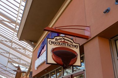 Lehi, UT, ABD - 25 Haziran 2023: Lehi, UT, ABD 'deki bir outlet alışveriş merkezinde Rocky Dağı Çikolata Fabrikası tabelasını kapatın. Rocky Dağı Çikolata Fabrikası, Inc. bir şekerleme üreticisi..