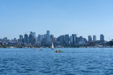 Seattle, WA, ABD - 15 Haziran 2023: People Paddle, Lake Union 'da arka planda Seattle silueti olan sörf yapıyor. Seattle, WA, ABD.